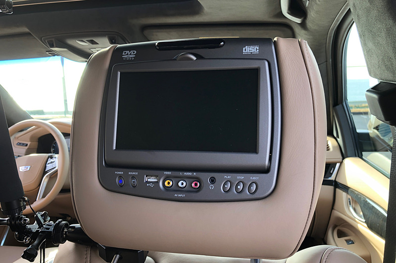 キャデラック「エスカレード」の2列目シートに個別に備わるプライベートモニター。足元にもいろんな差込み口があるのですが、USBやHDMIなどさまざまなポートに加えて、今ではすっかり見かけなくなった3色端子のジャックまであってビックリ。ここまで揃っていれば、電子機器をしょっちゅう買い換えなくて済むし、物を大切に使うという意味でも心強いかもしれませんね