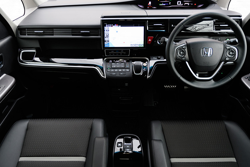 ステップワゴン ハイブリッド Modulo Xのインテリアも、特別なものとなっている。大画面カーナビやオリジナルシートなど満足感が高い