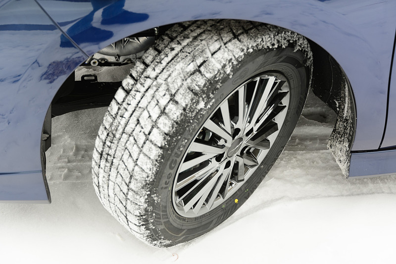 標高が高いため、雪はサラサラ系。路面はツルツル系なツルサラ路面