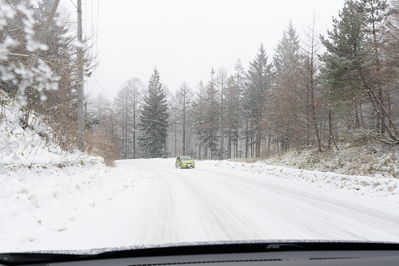 上りも下りも豊かなトラクション性能に支えられた安心感のあるステアリング。ステップワゴン ハイブリッド Modulo Xのよさは、雪道で強く実感できる