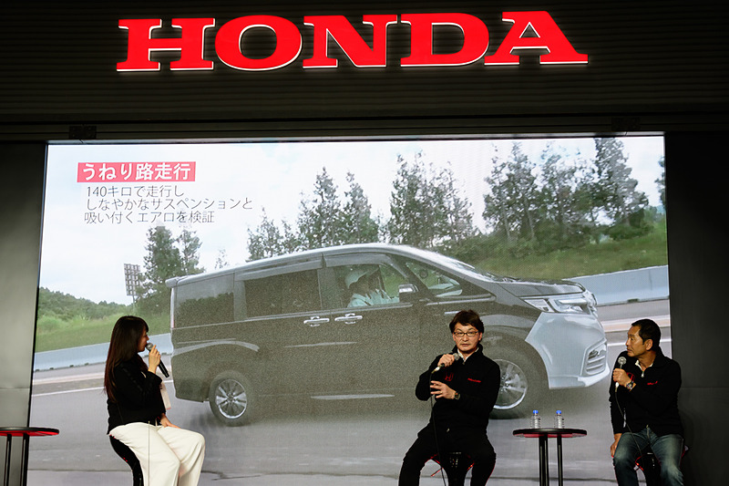 雪道取材後、大阪オートメッセ 2019でホンダアクセス Modulo統括の福田正剛氏（中央）に会場で話を聞くことができた。福田氏は、ステップワゴン ハイブリッド Modulo Xの開発秘話を披露するために、会場を訪れていた