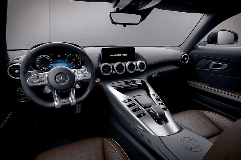 デジタルメーターのコックピットディスプレイと10.25インチマルチファンクションディスプレイを標準装備