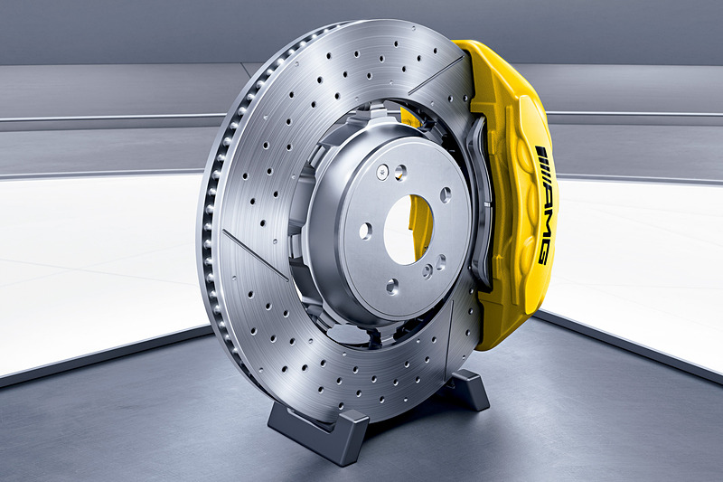 GT 63 Sに標準装備、GT 53にパッケージオプション設定する「AMGリア・アクスルステアリング」。車速に応じて後輪を操舵してアジリティと安定性を引き上げる