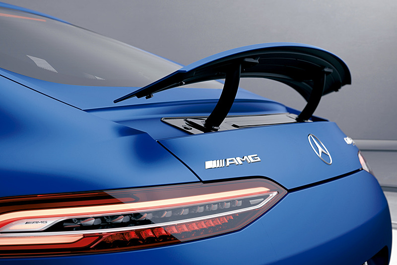 「リトラクタブルリアスポイラー」を標準装備