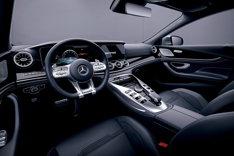 水平基調のデザインとなるインパネに、2つの12.3インチワイドディスプレイを1枚のガラスカバーで融合させた「コックピットディスプレイ」を備える