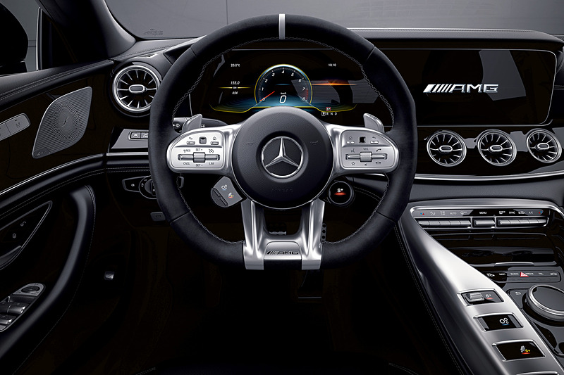 水平基調のデザインとなるインパネに、2つの12.3インチワイドディスプレイを1枚のガラスカバーで融合させた「コックピットディスプレイ」を備える