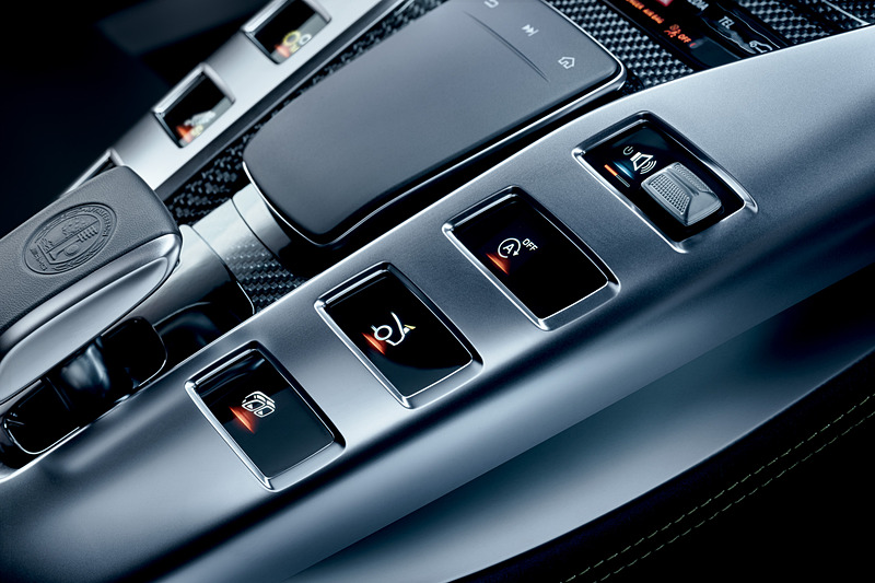 V型8気筒エンジンをモチーフにしたセンターコンソール