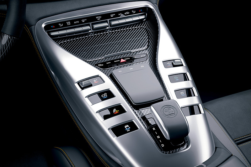 V型8気筒エンジンをモチーフにしたセンターコンソール