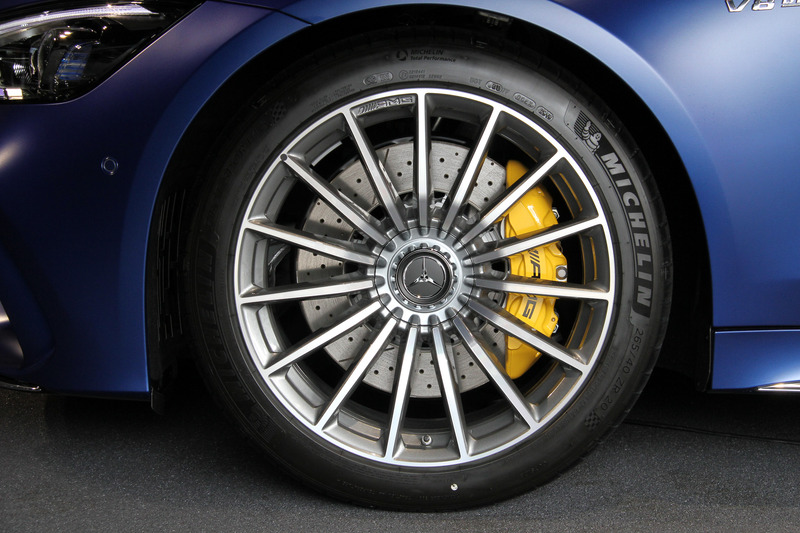 GT 63 S。幅の広いデザインのマルチビームLEDヘッドライト、縦にルーバーが入ったAMG専用ラジエターグリル、逆スラントした「シャークノーズ」を特徴とするほか、リアまわりではスクエア型のデュアルエグゾーストエンド、より大型のリアディフューザーが装着される。足下は20インチアルミホイールにミシュラン「パイロット スポーツ 4S」（フロント265/40 R20、リア295/35 R20）