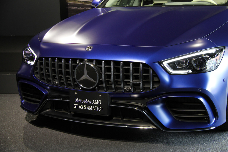 GT 63 S。幅の広いデザインのマルチビームLEDヘッドライト、縦にルーバーが入ったAMG専用ラジエターグリル、逆スラントした「シャークノーズ」を特徴とするほか、リアまわりではスクエア型のデュアルエグゾーストエンド、より大型のリアディフューザーが装着される。足下は20インチアルミホイールにミシュラン「パイロット スポーツ 4S」（フロント265/40 R20、リア295/35 R20）