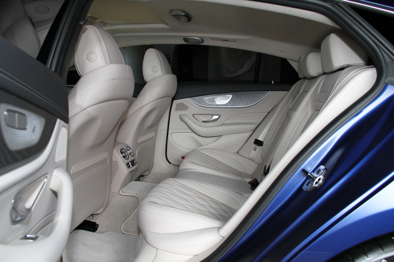 メルセデスAMG GT 4ドアクーペは5名乗車仕様