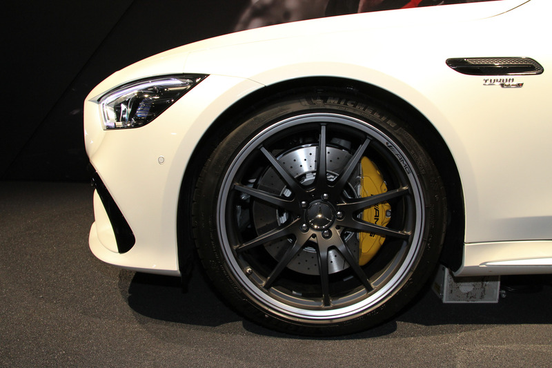 GT 53 4MATIC＋が搭載する直列6気筒DOHC 3.0リッター直噴ターボ「M256」型エンジンは最高出力320kW（435PS）/6100rpm、最大トルク520Nm（53.0kgfm）/1800-5800rpmを発生。撮影車は21インチアルミホイールにミシュラン「パイロット スポーツ 4S」（フロント275/35 R21、リア315/30 R21）をセットしていた