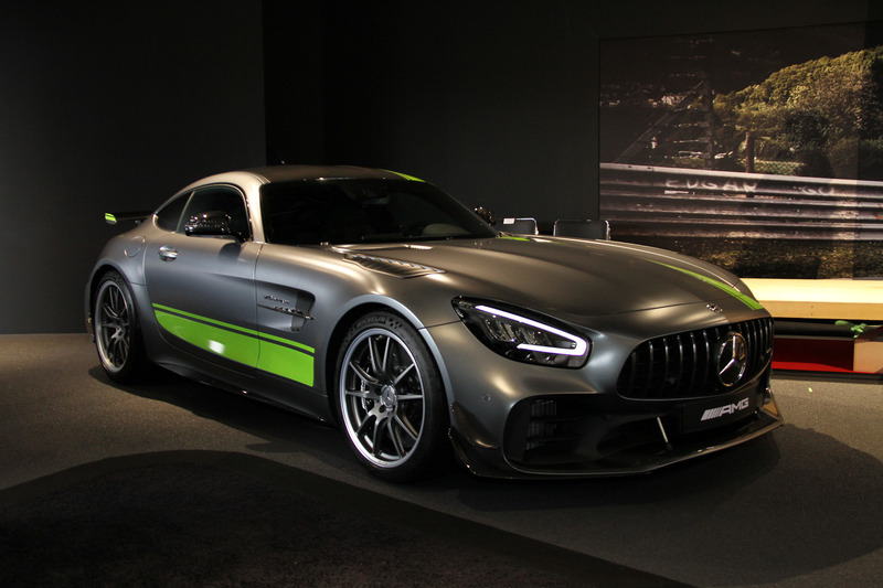 メルセデスAMG GT Rをベースモデルとし、レーシングカー「AMG GT3」「AMG GT4」で培った技術を投入。サスペンション、軽量構造、エアロダイナミクス、エクステリアなどに手を加えることでドライビングダイナミクスを向上させたという。最高出力430kW(585PS)、最大トルク700NmというV型8気筒DOHC 4.0リッター直噴ツインターボエンジンのスペックはベースモデルと共通(最大トルクの発生回転数は若干異なる)。AMGパフォーマンス5ツインスポークアルミホイール(鍛造)は専用チタニウムグレーペイント仕上げで、ミシュラン「パイロット スポーツ カップ 2」を組み合わせる
