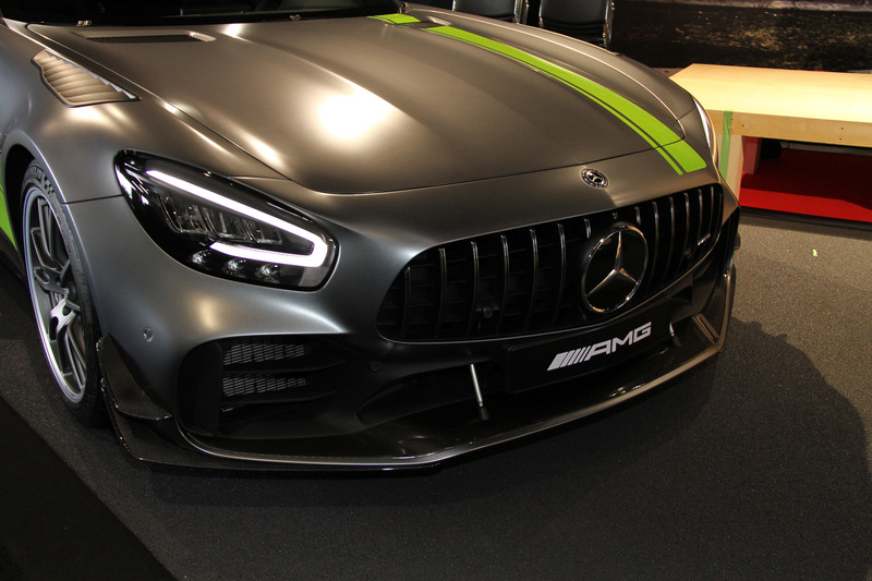 メルセデスAMG GT Rをベースモデルとし、レーシングカー「AMG GT3」「AMG GT4」で培った技術を投入。サスペンション、軽量構造、エアロダイナミクス、エクステリアなどに手を加えることでドライビングダイナミクスを向上させたという。最高出力430kW(585PS)、最大トルク700NmというV型8気筒DOHC 4.0リッター直噴ツインターボエンジンのスペックはベースモデルと共通(最大トルクの発生回転数は若干異なる)。AMGパフォーマンス5ツインスポークアルミホイール(鍛造)は専用チタニウムグレーペイント仕上げで、ミシュラン「パイロット スポーツ カップ 2」を組み合わせる