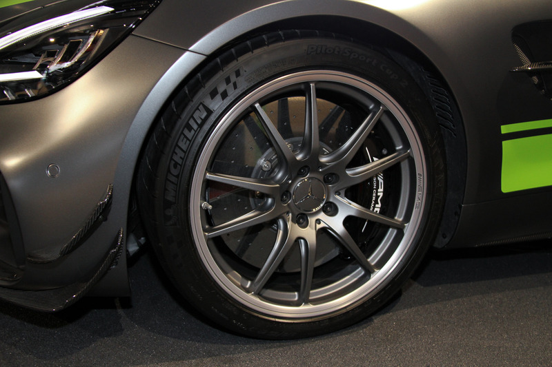 メルセデスAMG GT Rをベースモデルとし、レーシングカー「AMG GT3」「AMG GT4」で培った技術を投入。サスペンション、軽量構造、エアロダイナミクス、エクステリアなどに手を加えることでドライビングダイナミクスを向上させたという。最高出力430kW(585PS)、最大トルク700NmというV型8気筒DOHC 4.0リッター直噴ツインターボエンジンのスペックはベースモデルと共通(最大トルクの発生回転数は若干異なる)。AMGパフォーマンス5ツインスポークアルミホイール(鍛造)は専用チタニウムグレーペイント仕上げで、ミシュラン「パイロット スポーツ カップ 2」を組み合わせる