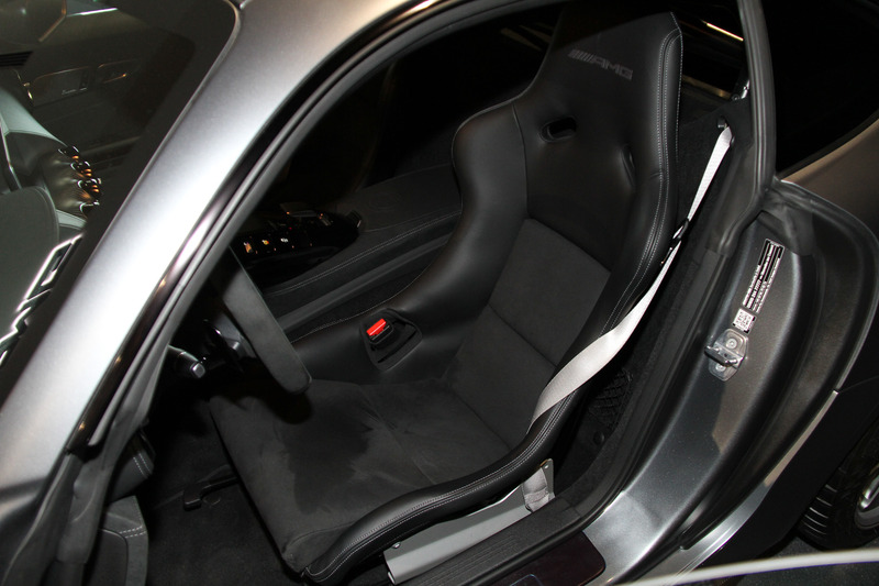 カーボンファイバー製バケットシートが目を引くメルセデスAMG GT R PROのインテリア