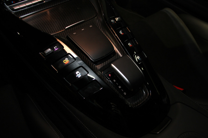 カーボンファイバー製バケットシートが目を引くメルセデスAMG GT R PROのインテリア