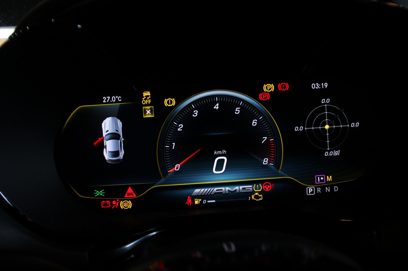 カーボンファイバー製バケットシートが目を引くメルセデスAMG GT R PROのインテリア