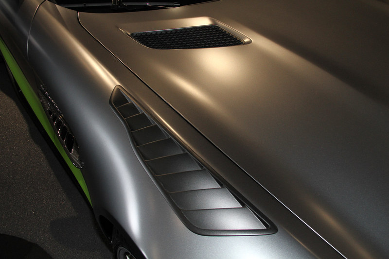 メルセデスAMG GT Rをベースモデルとし、レーシングカー「AMG GT3」「AMG GT4」で培った技術を投入。サスペンション、軽量構造、エアロダイナミクス、エクステリアなどに手を加えることでドライビングダイナミクスを向上させたという。最高出力430kW(585PS)、最大トルク700NmというV型8気筒DOHC 4.0リッター直噴ツインターボエンジンのスペックはベースモデルと共通(最大トルクの発生回転数は若干異なる)。AMGパフォーマンス5ツインスポークアルミホイール(鍛造)は専用チタニウムグレーペイント仕上げで、ミシュラン「パイロット スポーツ カップ 2」を組み合わせる