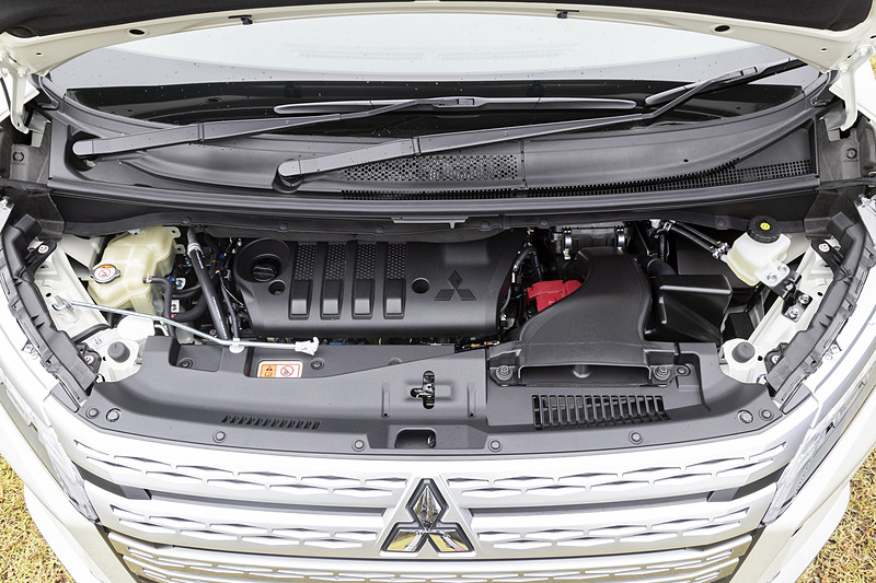 直列4気筒 2.2リッターディーゼルターボ「4N14」型は主要機構の部品を約5割改良。「尿素SCRシステム」を三菱自動車の車両で初採用した