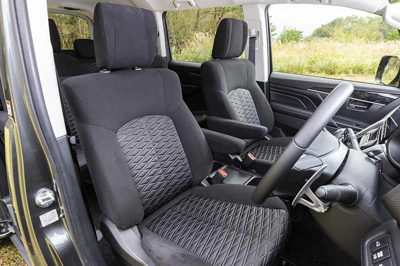 デリカD：5 アーバンギア G-Power Packageのインテリア。ウッドパネルは青みがかった黒木目の「バール杢」を採用