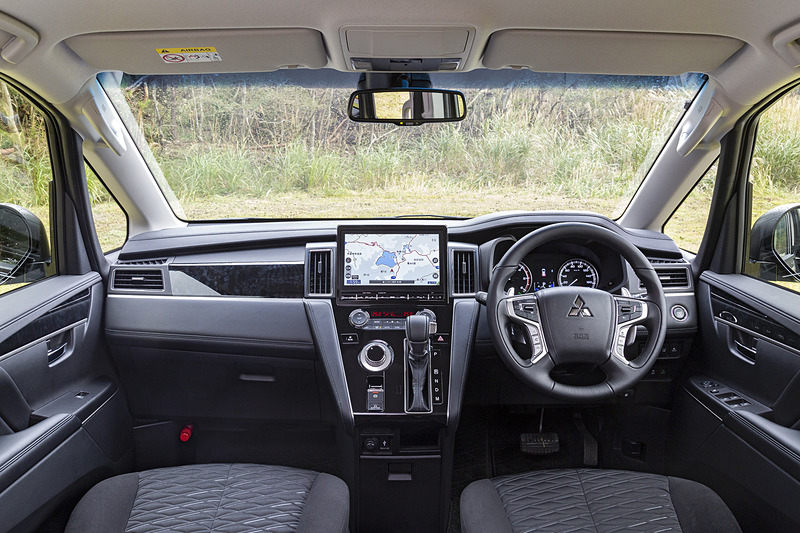 デリカD：5 アーバンギア G-Power Packageのインテリア。ウッドパネルは青みがかった黒木目の「バール杢」を採用