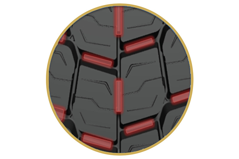 排水性を高めるため深溝化したブロック間にブリッジを設定し、剛性を確保