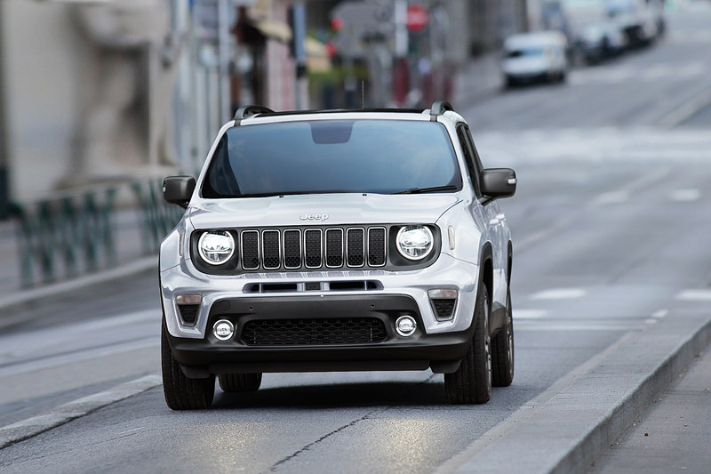 リミテッドを2月23日に発売し、ロンジチュード、トレイルホークは今春に発売する予定。リミテッドのボディサイズは4255×1805×1695mm（全長×全幅×全高）、ホイールベースは2570mm