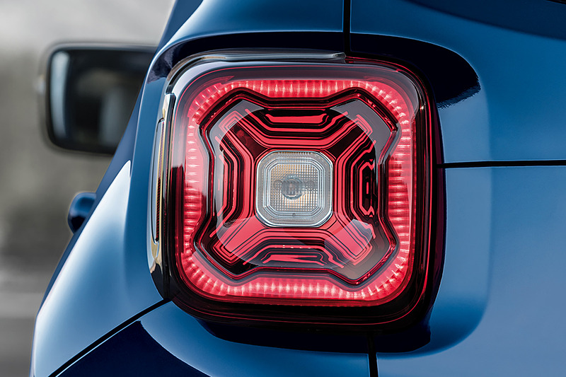 ヘッドライトとリアコンビネーションランプは新型「ラングラー」にインスピレーションを得た意匠に変更