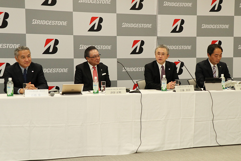 質疑応答には津谷氏や菱沼氏に加え、ブリヂストン 代表執行役 COO 兼 社長の江藤彰洋氏（中央右）、ブリヂストン 代表執行役副会長の石橋秀一氏（左）も参加