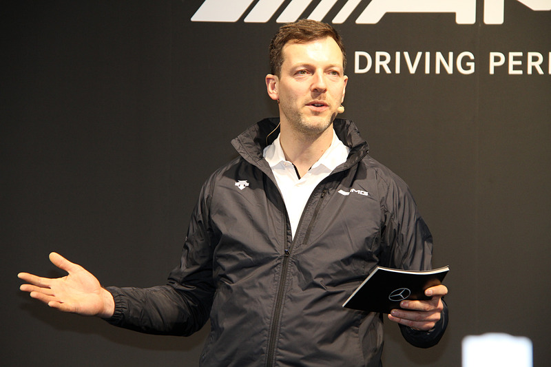 発表会でプレゼンテーションを行なったトムス氏