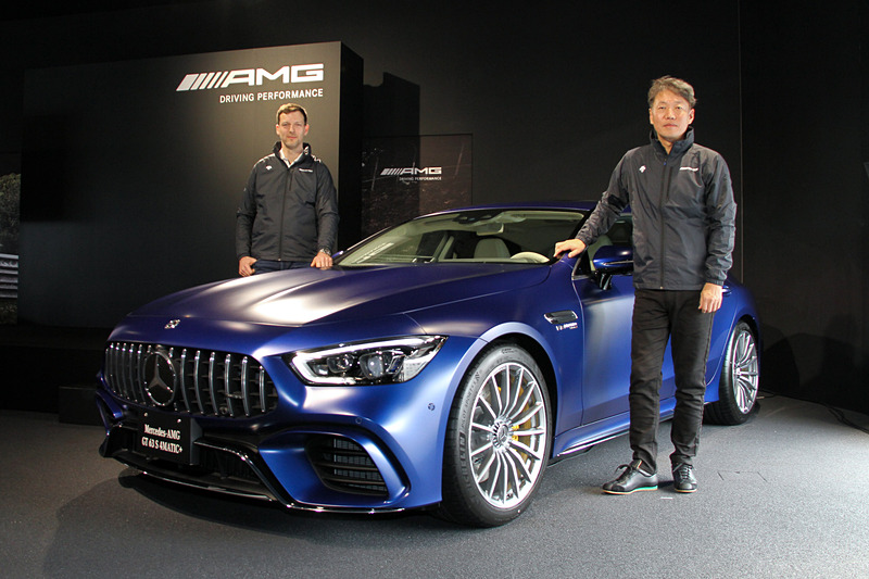 「メルセデスAMG GT 4ドアクーペ」の発表会に出席した、メルセデス・ベンツ日本株式会社 代表取締役社長の上野金太郎氏（右）と独メルセデスAMG 商品企画統括のサイモン・トムス氏（左）