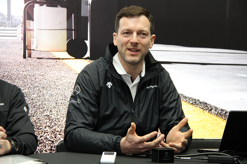 AMG GT 4ドアクーペについて質疑に応じたサイモン・トムス氏