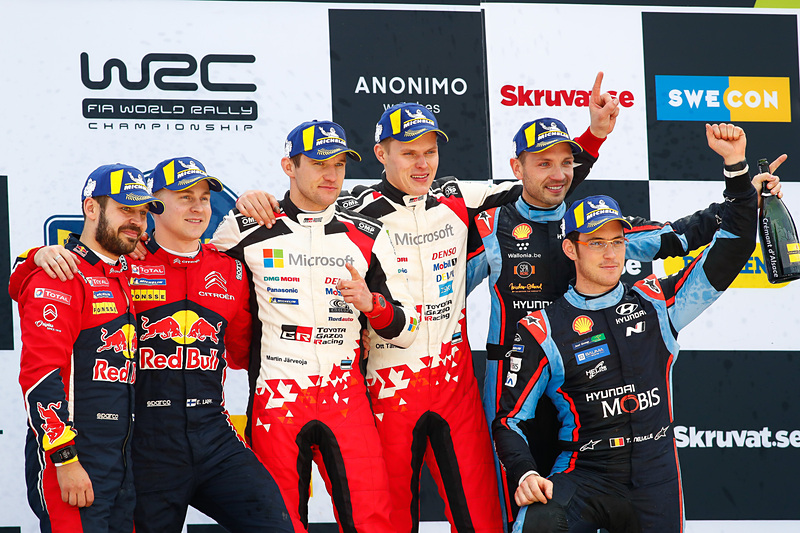 1位：トヨタ ヤリスWRCのオィット・タナック/マルティン・ヤルヴェオヤ組（表彰台中央）、2位：シトロエン C3 WRCのエサペッカ・ラッピ/ヤンネ・フェルム組（表彰台左）、3位：ヒュンダイ i20クーペ WRCのティエリー・ヌービル/ニコラス・ジルソー組（表彰台右）