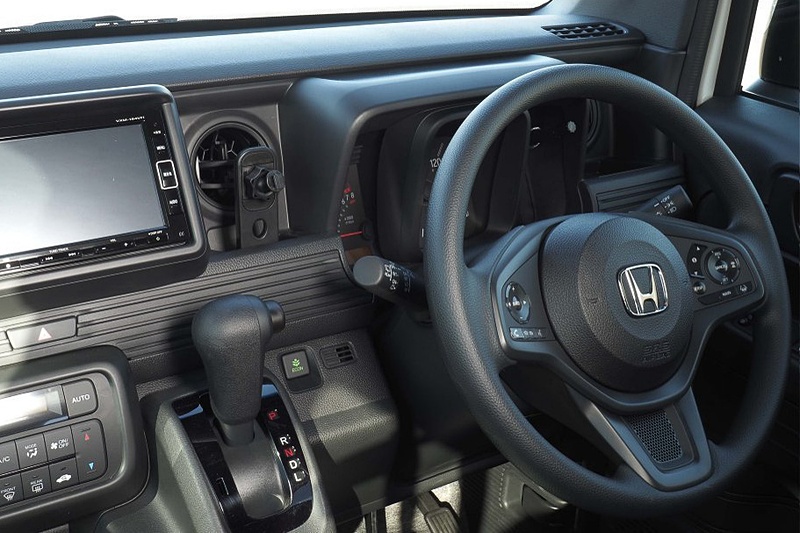 N-VANのインパネにあるセパレーターを取り外して差し込むだけでしっかり固定可能