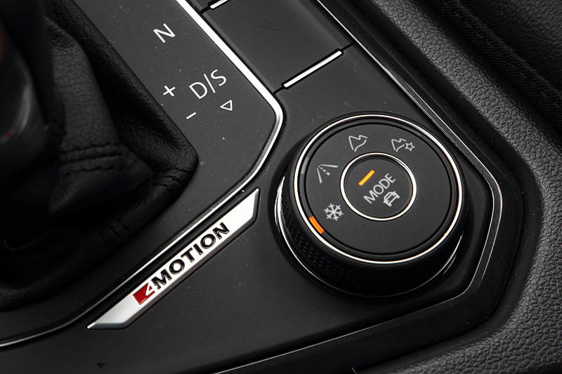 ドライビングダイナミクスに関する電子制御システムを実際の走行状況に合わせて調整できる「4MOTION アクティブコントロール」はティグアン TDI 4MOTIONにのみに搭載され、ダイヤルを回して「オンロード」「スノー」「オフロード」「オフロードカスタム」を切り替えできる