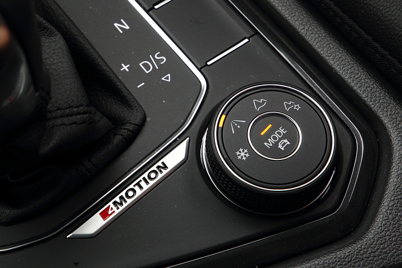 ドライビングダイナミクスに関する電子制御システムを実際の走行状況に合わせて調整できる「4MOTION アクティブコントロール」はティグアン TDI 4MOTIONにのみに搭載され、ダイヤルを回して「オンロード」「スノー」「オフロード」「オフロードカスタム」を切り替えできる