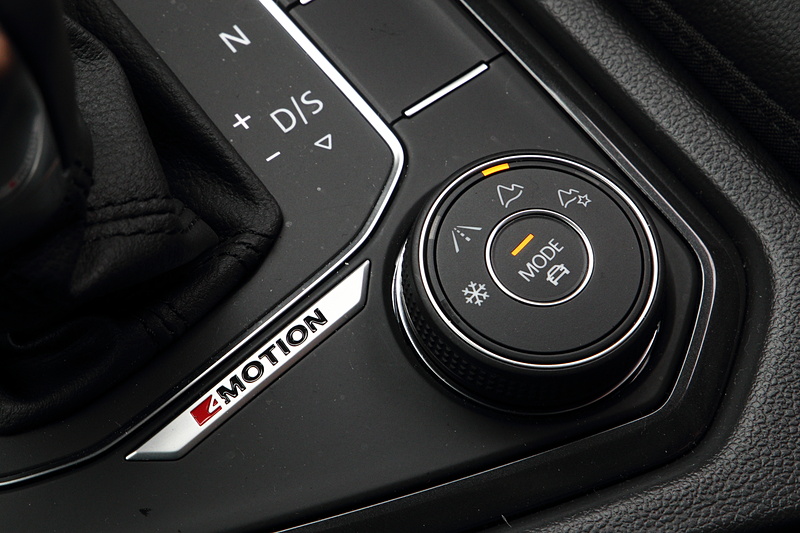 ドライビングダイナミクスに関する電子制御システムを実際の走行状況に合わせて調整できる「4MOTION アクティブコントロール」はティグアン TDI 4MOTIONにのみに搭載され、ダイヤルを回して「オンロード」「スノー」「オフロード」「オフロードカスタム」を切り替えできる