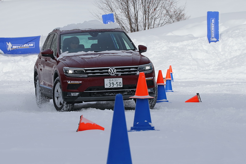 4MOTION アクティブコントロールのドライビングプロファイル機能により、雪道での安定性が向上。右に左にステアリングを切り込むような状況でも安心して走行できる