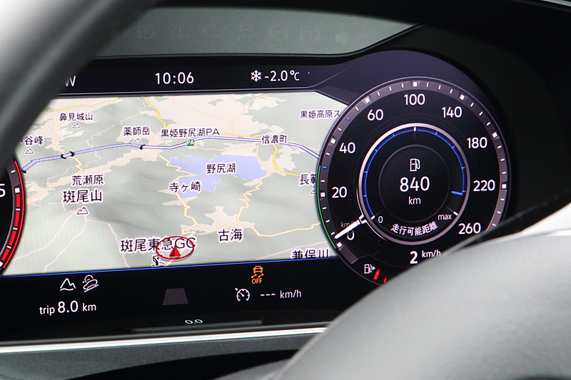 急な下り坂では、前進と後進の車速を20～30km/hの範囲で制御する「ヒルディセントアシスト」を使用。一定速度で下っていくことができるため、ステアリング操作のみに集中できる