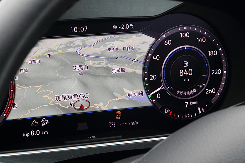 急な下り坂では、前進と後進の車速を20～30km/hの範囲で制御する「ヒルディセントアシスト」を使用。一定速度で下っていくことができるため、ステアリング操作のみに集中できる