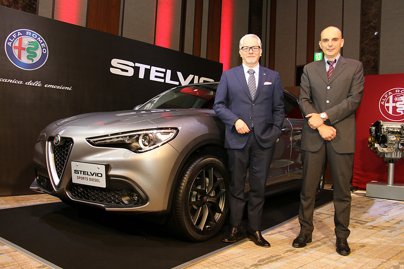 FCA ジャパン株式会社 代表取締役兼CEO ポンタス・ヘグストロム氏（左）と伊FCA アルファ ロメオ エンジン開発部門代表 EMEA地域 パオロ・パロッティ氏（右）