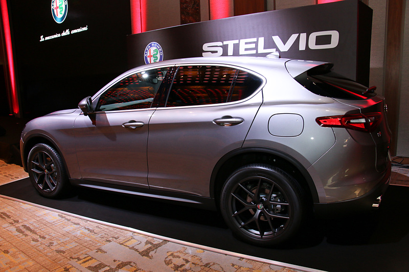 ボディサイズは4690×1905×1680mm（全長×全幅×全高）、ホイールベースは2820mm。車両重量は1820kg