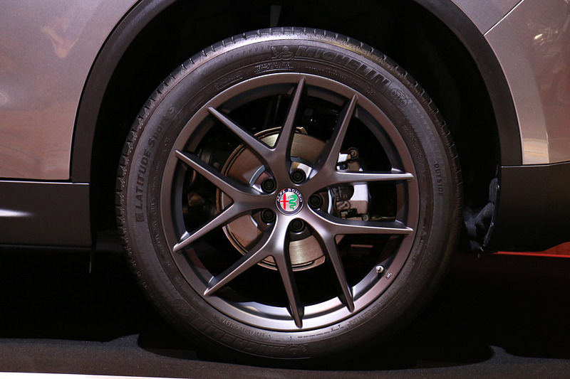 純正サイズは前後235/60 R18だが、展示車ではオプション設定のガンメタリックカラー20インチホイールに255/45 R20を組み合わせている