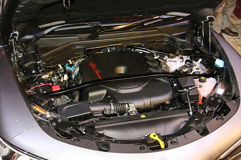 最高出力154kW（210PS）/3500rpm、最大トルク470Nm（47.9kgfm）/1750rpmを発生する直列4気筒 2.2リッター直噴ターボディーゼル。排出ガスの後処理に利用する還元剤の「AdBlue」は燃料の給油口横から補充する