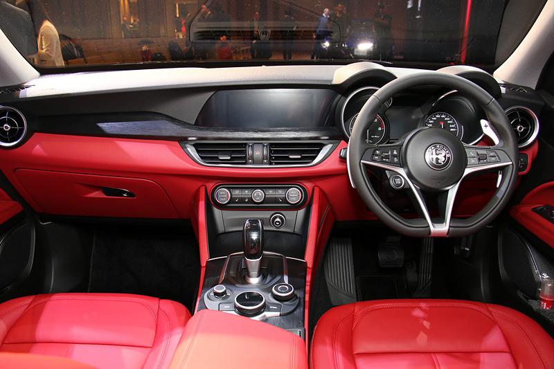 車内のスタンダードレザーシートはボディカラーに合わせてレッド（写真）、またはブラックを設定。メーターパネル内の表示がディーゼルエンジンの出力に合わせて変更になるほかは基本的に内外装で変更は行なわれていない