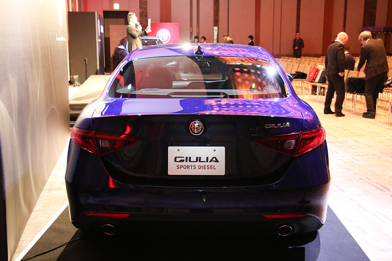 展示車ではナンバープレート位置の化粧パネルでディーゼルモデルであると分かるが、バッヂ類などでディーゼルモデルであることを主張する部分は存在しない