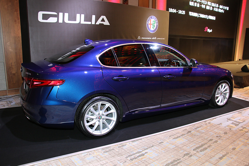 展示車ではナンバープレート位置の化粧パネルでディーゼルモデルであると分かるが、バッヂ類などでディーゼルモデルであることを主張する部分は存在しない