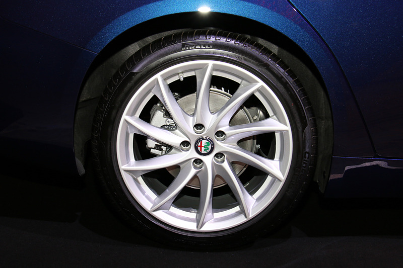 タイヤサイズはフロントが225/45 R18、リアが255/40 R18を採用