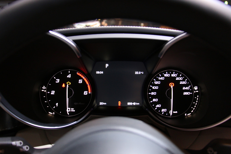 ステルヴィオ同様、メーターパネルの表示のみが変更されている